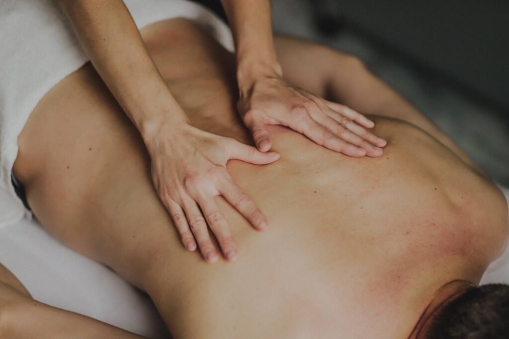 Widok masażu pleców i karku