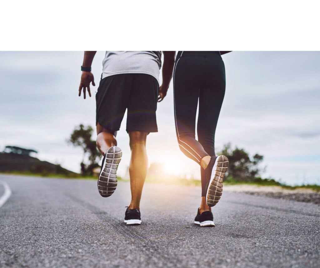 Grafika przedstawia dwie biegnące osoby (Jak mikrokrążenie kształtuje życie długowiecznych ludzi)