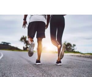 Grafika przedstawia dwie biegnące osoby (Jak mikrokrążenie kształtuje życie długowiecznych ludzi)