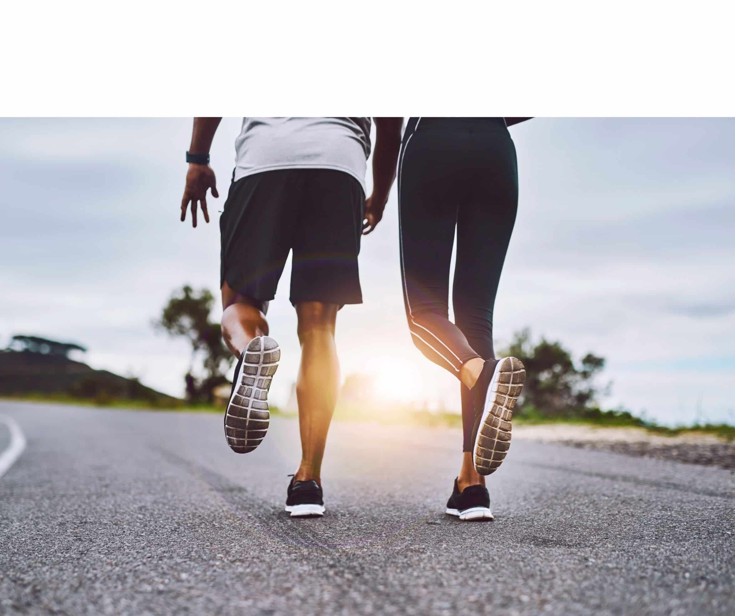 Grafika przedstawia dwie biegnące osoby (Jak mikrokrążenie kształtuje życie długowiecznych ludzi)